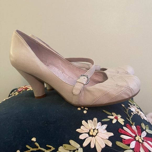 Anthropologie Retro Looking Biviel Vegan Leather Heels - Picture 4 of 8